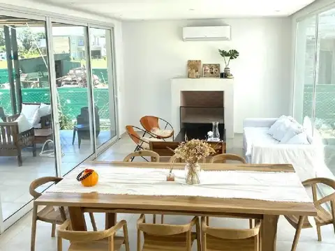 Casa en Alquiler con 2 cocheras