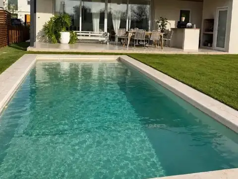 Casa en alquiler en Pilar del Este con pileta