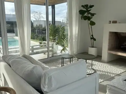 Casa en alquiler en Pilar del Este con pileta
