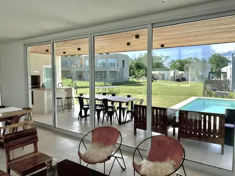Casa 5 ambientes con 4 baños