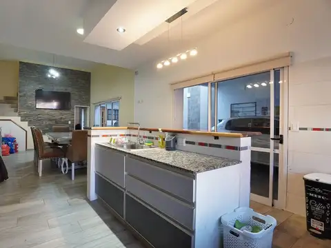 Casa 6 ambientes con 2 baños