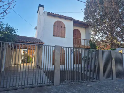 VENDE casa céntrica 3 dorm. General Roca, Río Negro