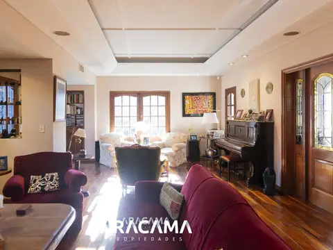 Casa en Venta con 3 cocheras
