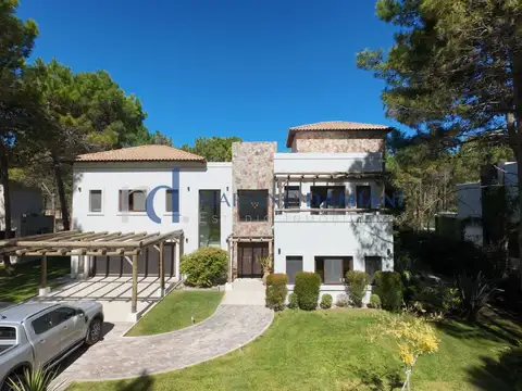 Casa 6 Dormitorios con Pileta en Venta en Pinamar Barrio La Herradura