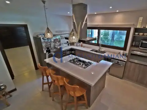 Casa 7 ambientes con 5 baños