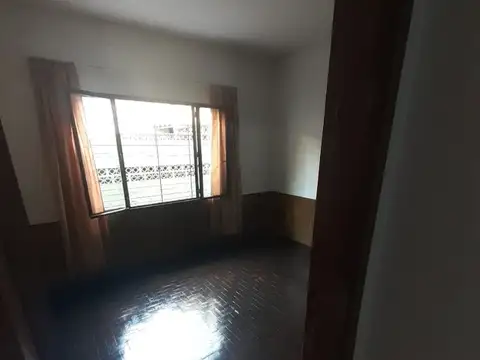 Alquiler departamento amplio de pasillo. Dos habitaciones . Singas natural. Excepcional ubicación.