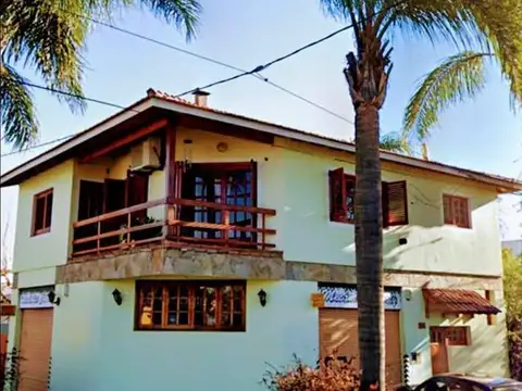 Casa 2 Plantas   Local - Gonnet 16 y 503