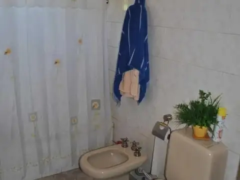 Casa 2 Plantas   Local - Gonnet 16 y 503