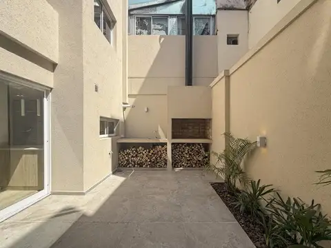 Casa de pasillo con 3 dormitorios, patio y parrillero en el Centro