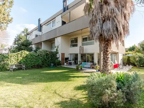 Fantástico departamento con gran jardín propio y cochera en venta en Beccar Central, San Isidro.