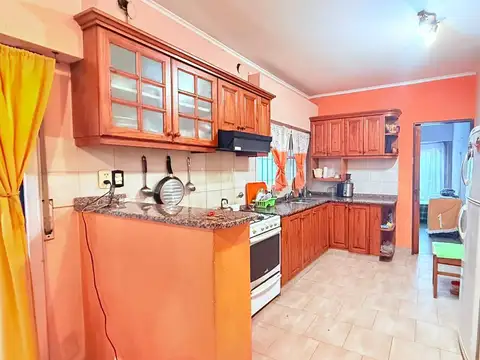 Casa 4 ambientes con 2 baños