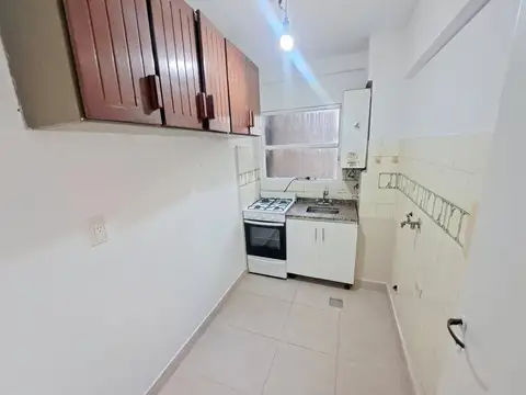 Peron 2200, Piso 2