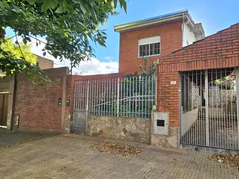 Casa en venta en Tolosa con patio y cochera