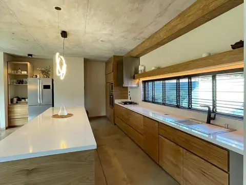 Casa en Alquiler con 2 cocheras