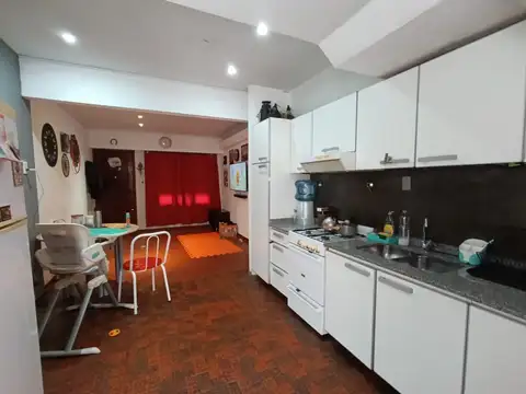 Casa 4 ambientes con 2 baños