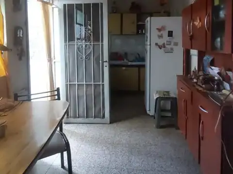 Venta local /cochera casa 2 dormitorios. Amplia y con patio.