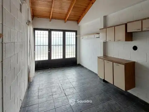 VENTA - Casa 2 dormitorios, patio y cochera - Fisherton.