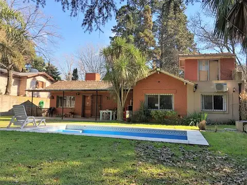 Venta casa 4 Amb. con parque y pileta, Parque Leloir, Ituzaingo.