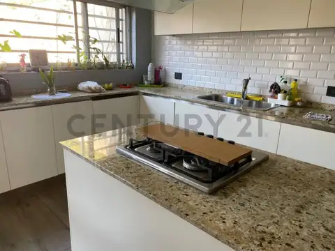 Venta Casa 5 Ambientes Temperley Pileta Jardín Garaje zona residencial