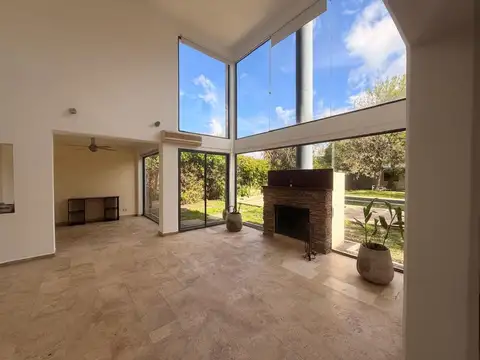 Casa en Alquiler con 4 cocheras