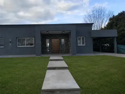 Casa 4 ambientes con 2 baños