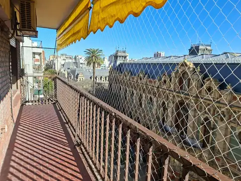 Departamento de 3 ambientes en Venta en Recoleta con balcón y cochera fija