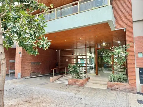 Departamento en venta de cuatro ambientes con cochera y palier privado en Belgrano.