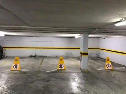 cochera en subsuelo en edificio de categoria