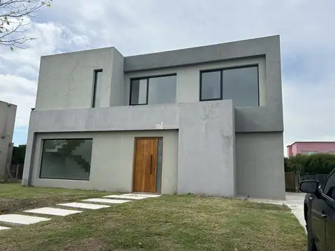 Casa en venta c/ cochera en Puertos del Lago - Acacias