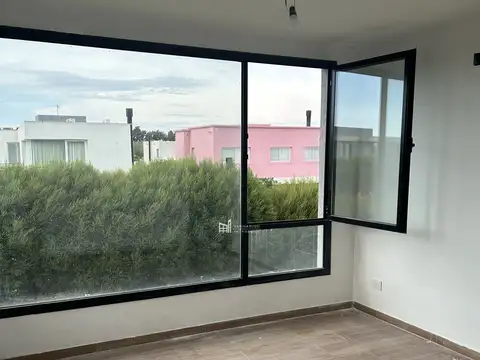 Casa en venta c/ cochera en Puertos del Lago - Acacias