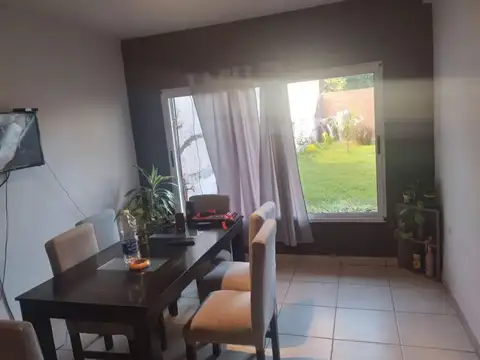 Casa en venta - 2 Dormitorios 2 Baños - 300mts2 - Castelar