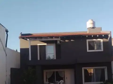 Casa en venta - 2 Dormitorios 2 Baños - 300mts2 - Castelar