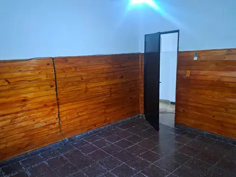 HERMOSA CASA DE 2 DORMITORIOS CON COCHERA A METROS DE AV. URIBURU