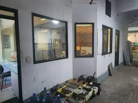 Galpón 700 m² Comercial e Industrial s/Avenida y salida a calle lateral - Villa Madero