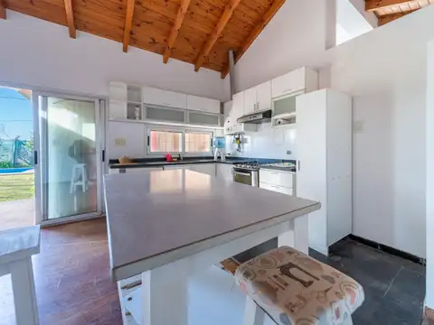 Casa 3 dormitorios, jardin y pileta, club logaritmo, ibarlucea