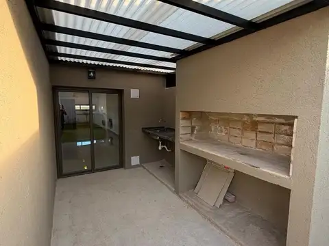 Casa 3 ambientes con 2 baños