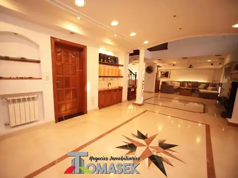 Casa 5 ambientes con 9 baños