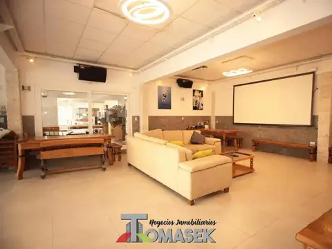 Casa en Venta con 3 cocheras