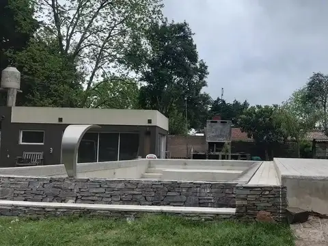 Casa en venta - 3 Dormitorios 2 Baños - Cochera - 900Mts2 - Florencio Varela