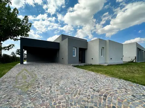 VENTA CASA EN SAN SIMON CUATRO DORMITORIOS 