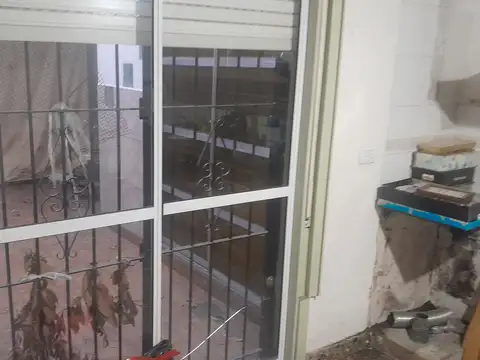 CASA EN ESQUINA LOTE PROPIO 4 AMB CON LOCAL Y COCHERA