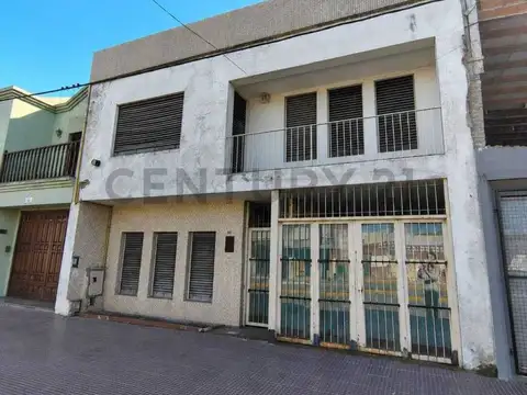 Venta de Casa a Remodelar sobre Av. Horacio Cestino e/ Independencia y Eva Perón 505