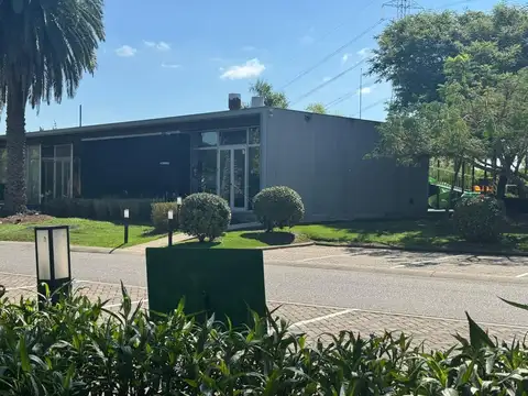 Casa en Alquiler con 2 cocheras