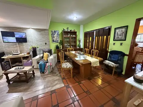 Casa 5 ambientes con 2 baños