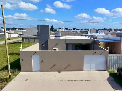 Casa Moderna En Loteo Las Lilas
