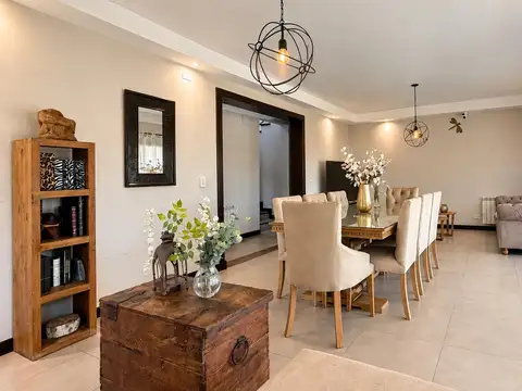 Casa en Venta con 2 cocheras