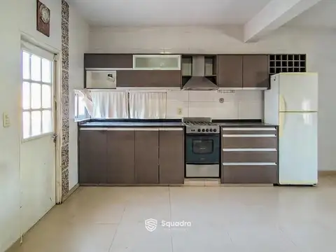 VENTA  - Casa de dos plantas, jardin y pileta, e ingreso vehicular - La Carolina, Alvear.