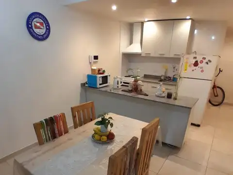 Amplio monoambiente divisible.