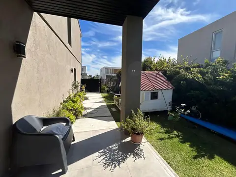 Casa en Alquiler con 4 cocheras