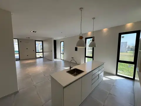 Casa 4 ambientes con 2 baños